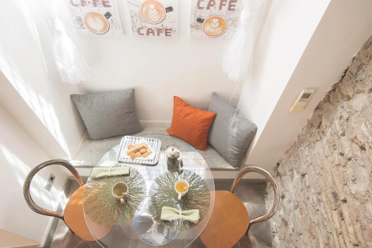 Spanish Steps Mini-Loft Rom